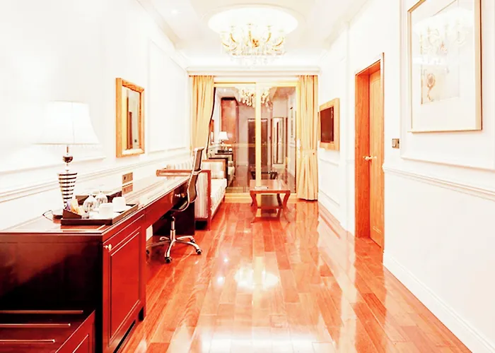 Goldone Hotel & Suites