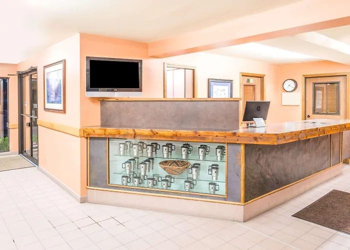 Super 8 By Wyndham St. Regis