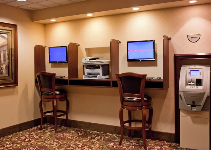 Holiday Inn Express & Suites Mentor - Banquet Center By Ihg