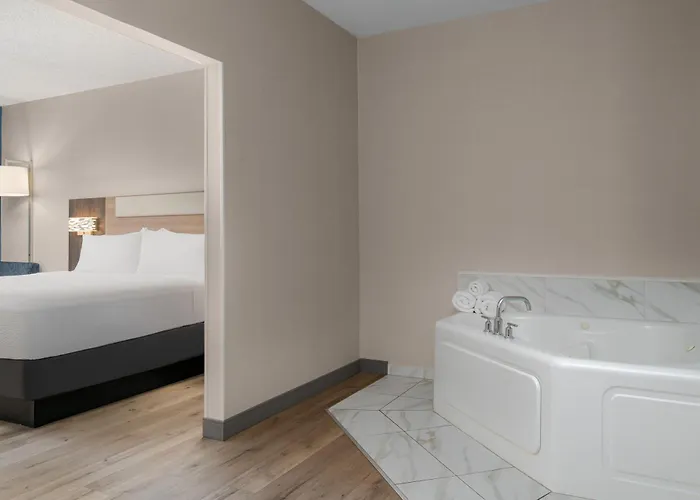 Holiday Inn Express & Suites Southfield - Detroit