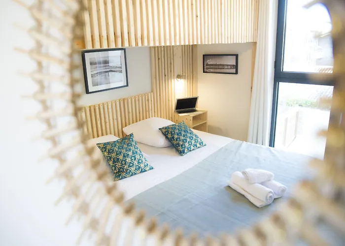 Georges Hostel & Cafe