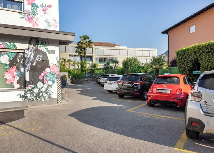 Ascona Lodge, Pool & Garden Retreat
