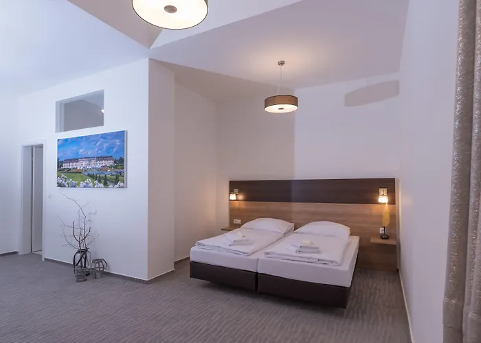 Boutique-Hotel Kronenstuben - unschlagbare Zentrumsnähe direkt am Marstall&Marktplatz - Schloss in 3 Min - Frühstück - Langzeitmiete Ludwigsburg