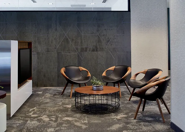 Courtyard By Marriott Minneapolis West