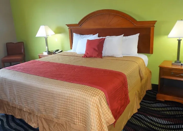 Oak Tree Inn & Suites