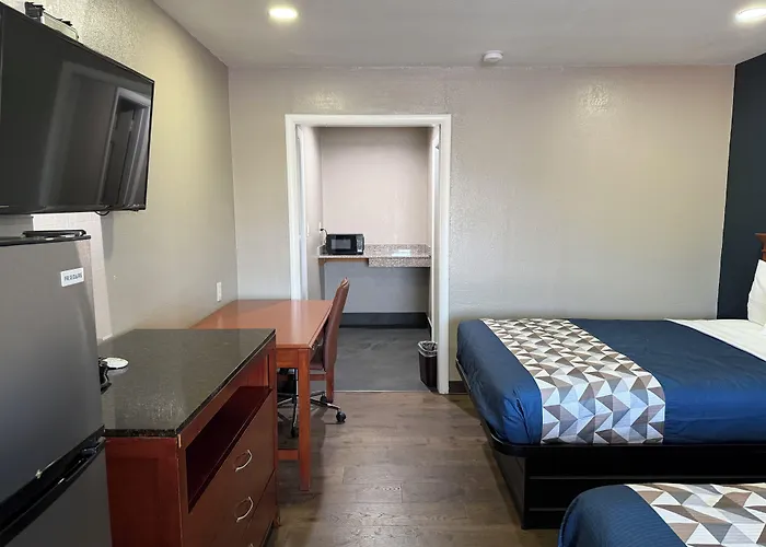 Rodeway Inn & Suites