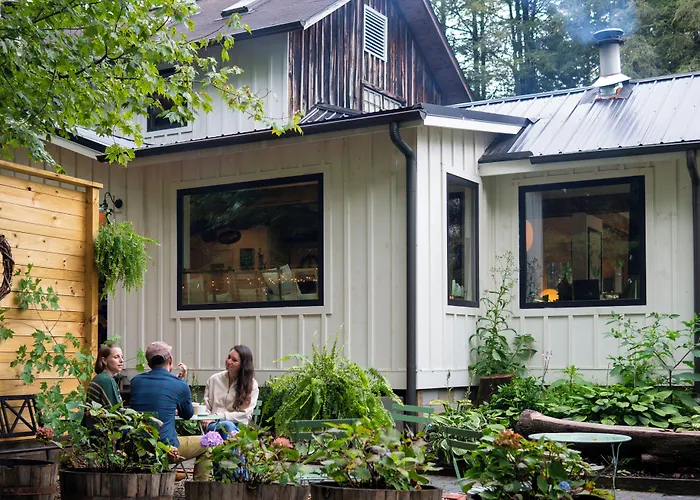 Outpost Inn Highlands