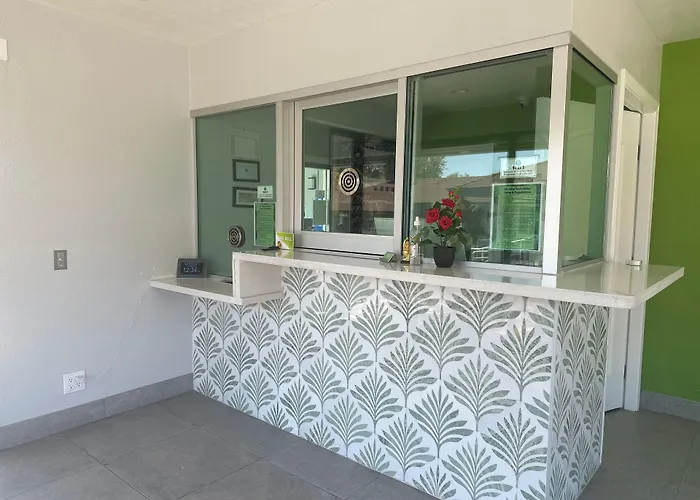 Hi-Way Host Motel