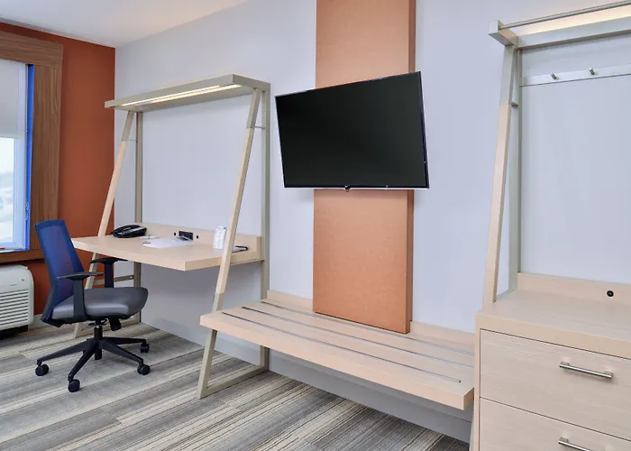 Holiday Inn Express & Suites Farmington Hills - Detroit By Ihg