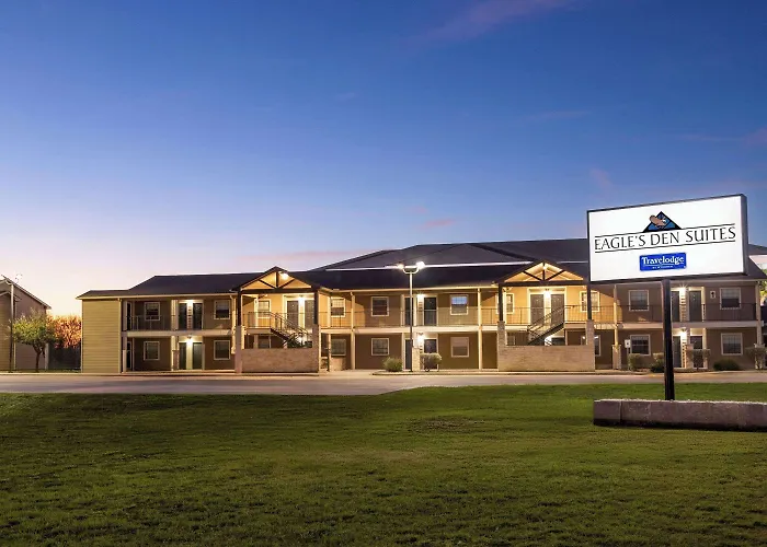 Eagle'S Den Suites Kenedy A Travelodge By Wyndham