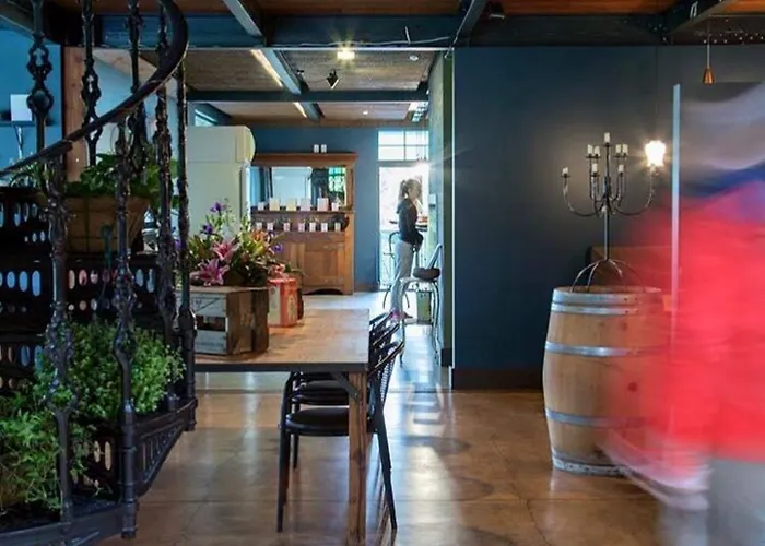 The Narrows Landing Hotel