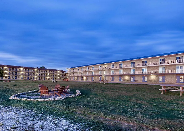 Days Inn & Suites By Wyndham St. Ignace Lakefront
