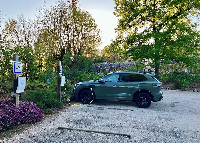 HÔTEL LA FERME DE BOURRAN - RODEZ - parking privé avec bornes pour voitures électriques