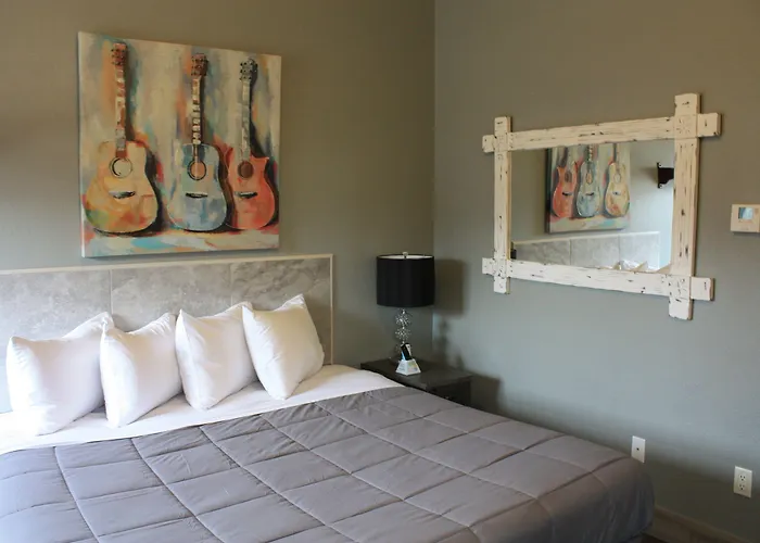 Price Pointe Inn