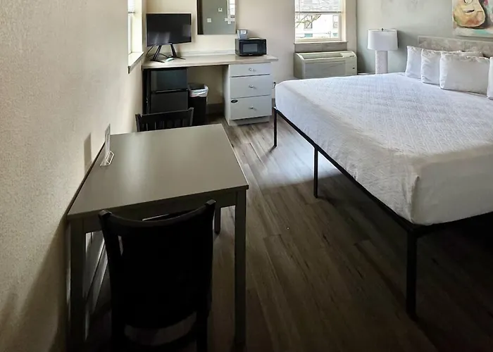 Price Pointe Inn