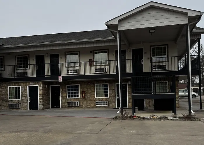 General Bragg Inn & Suites