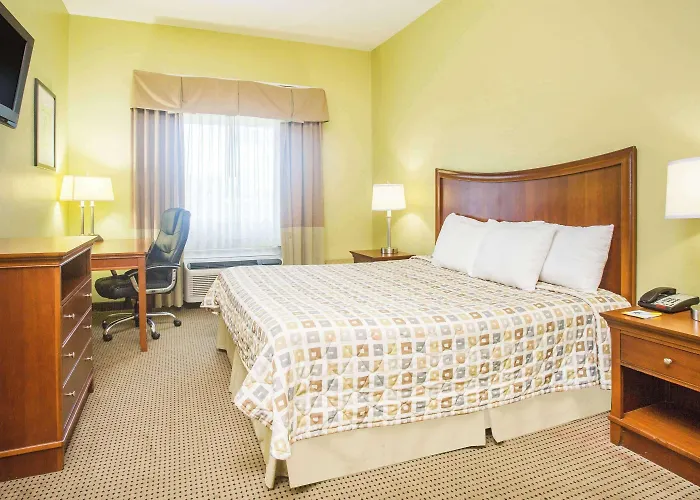Days Inn & Suites By Wyndham Swainsboro