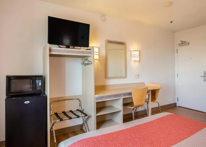 Howard Johnson By Wyndham Lemoore Near Naval Air Station