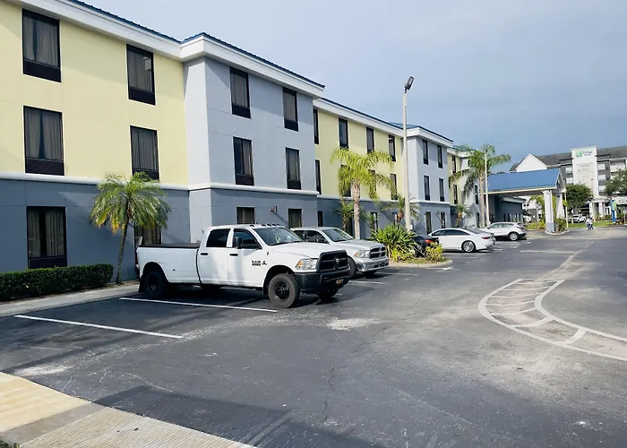 Days Inn & Suites By Wyndham Lakeland
