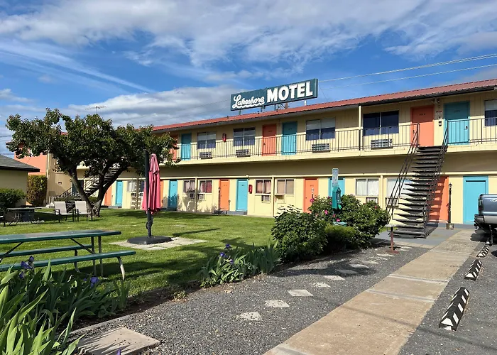 Lake Shore Inn Waterfront