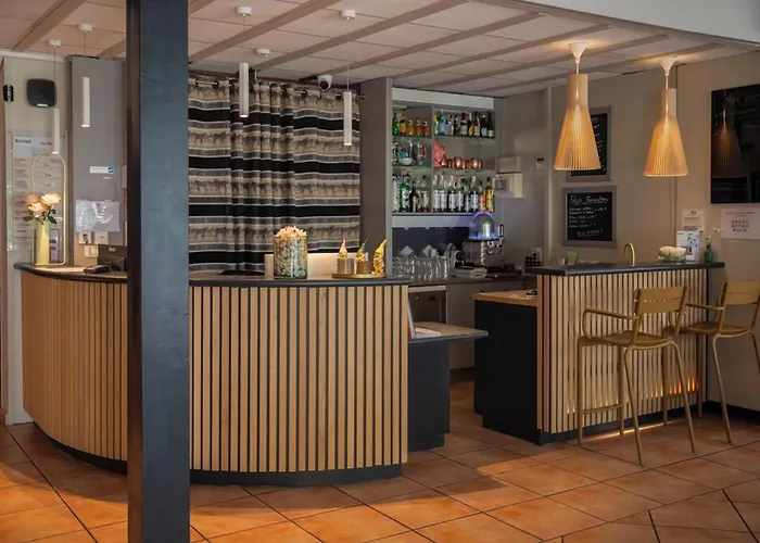 Brit Hotel Confort Nîmes Ouest - A9 sortie 25 - Pdj dès 5h30 - Parking PV - Terrasse&jardin - Pet friendly - Séminaire - Accueil groupe