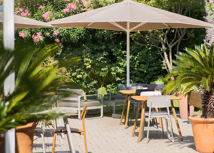 Brit Hotel Confort Nîmes Ouest - A9 sortie 25 - Pdj dès 5h30 - Parking PV - Terrasse&jardin - Pet friendly - Séminaire - Accueil groupe