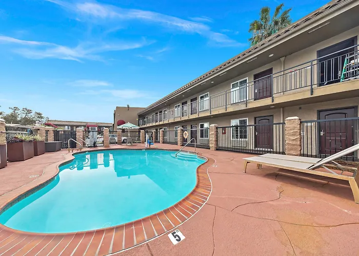 Econo Lodge Inn&Suites Escondido Downtown