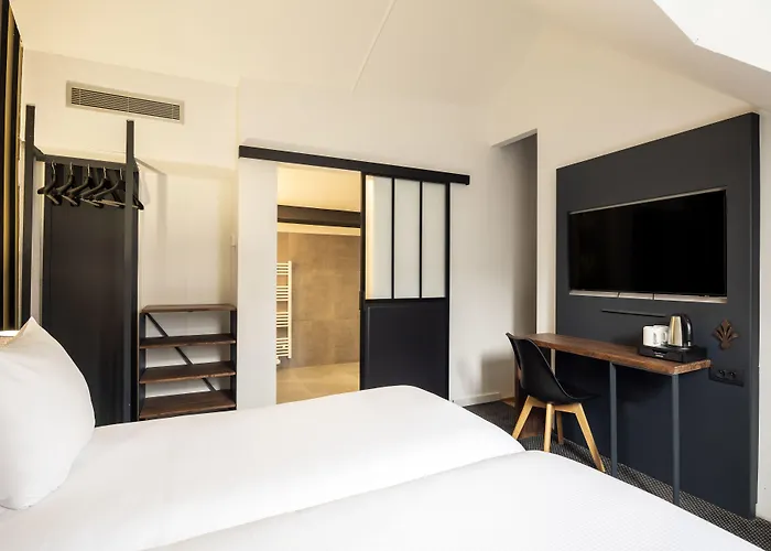 Aris Grand Place Hotel