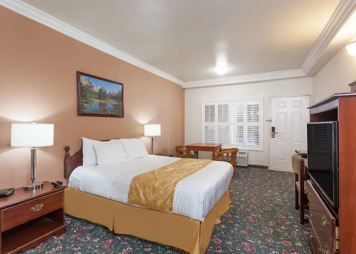 Days Inn & Suites By Wyndham South Gate