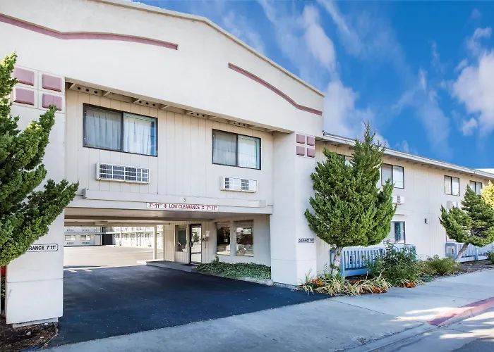 Super 8 By Wyndham Bishop Motel