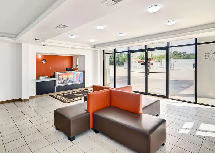 Motel 6-Lindale, Tx