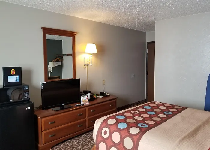 Super 8 By Wyndham Gillette