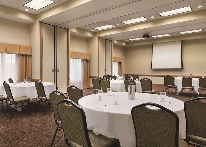 Country Inn & Suites By Radisson, Mankato Hotel And Conference Center, Mn