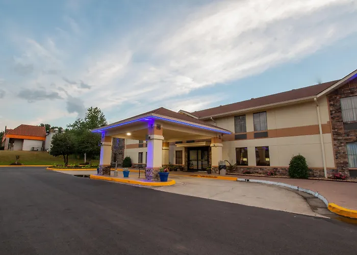 Days Inn & Suites By Wyndham Commerce