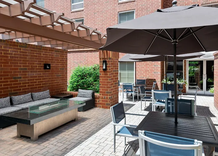 Hampton Inn & Suites Charlottesville At The University