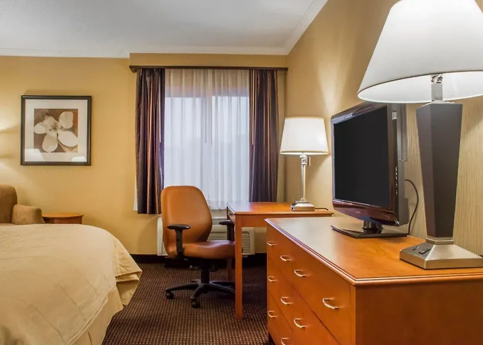 Clarion Hotel & Suites Riverfront
