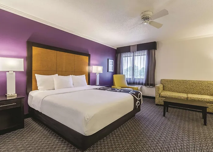 La Quinta Inn & Suites By Wyndham Cleveland - Airport North