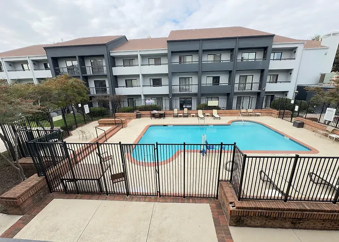 Super 8 By Wyndham Dallas Love Field Airport