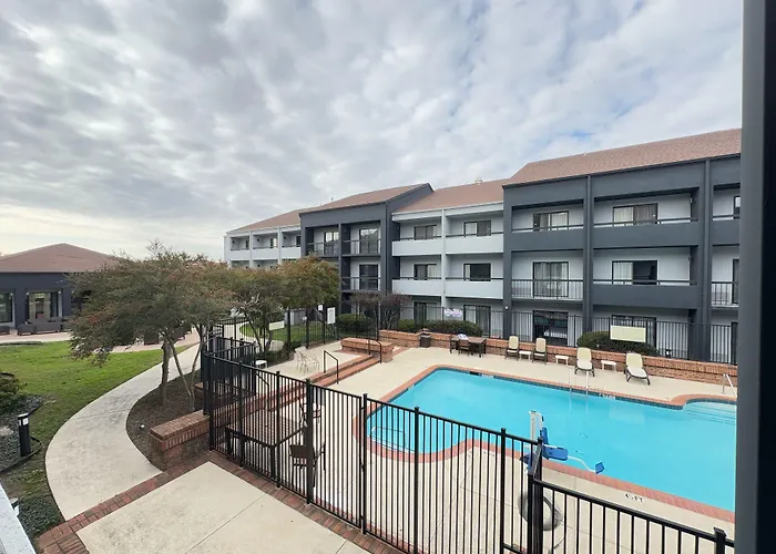 Super 8 By Wyndham Dallas Love Field Airport