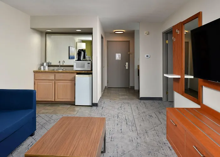 Holiday Inn Express & Suites Farmington Bloomfield By Ihg