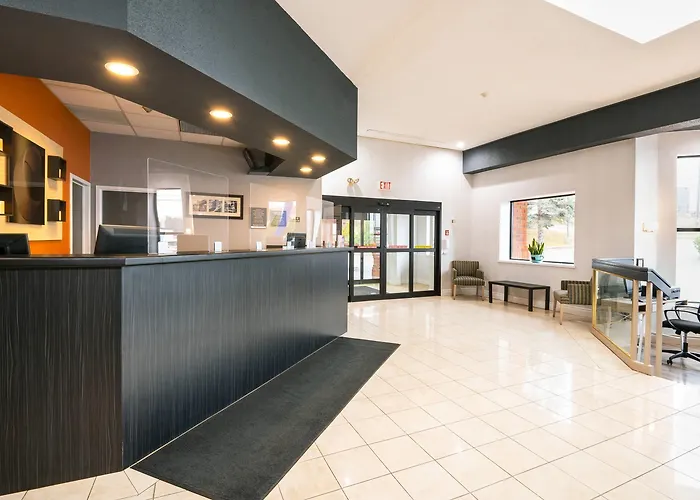 Comfort Hotel & Suites