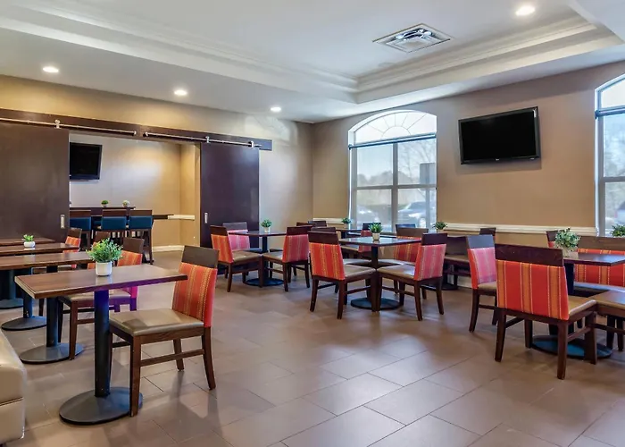 Comfort Inn & Suites Near Six Flags