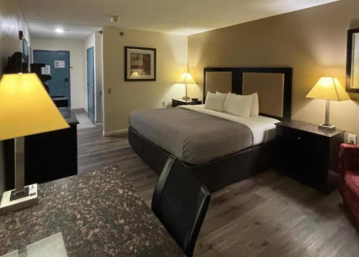 Quality Inn & Suites Woodstock Near Lake Geneva