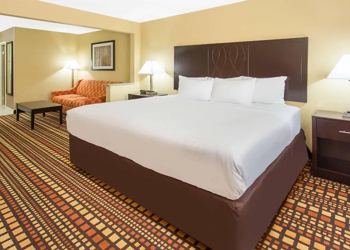 Days Inn & Suites By Wyndham Davenport East