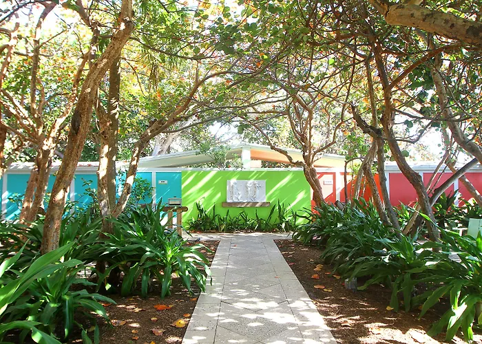 Colony Hotel And Cabana Club