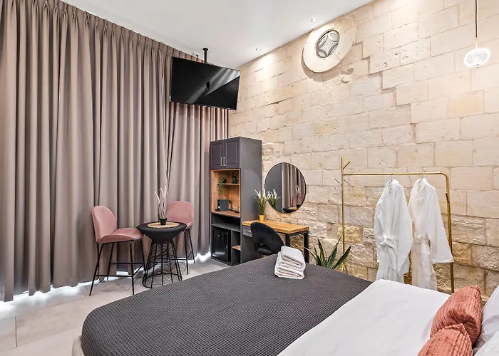 Old City Boutique - By La Finca Hotels- חוויית אירוח יוקרתית, חניה בחינם וקרבה לשדרת הקולינריה של העיר
