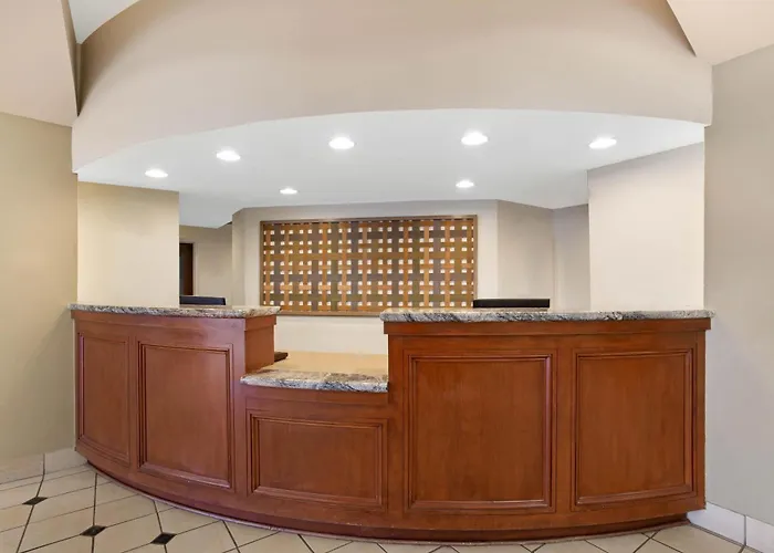 La Quinta By Wyndham New Haven Hotel