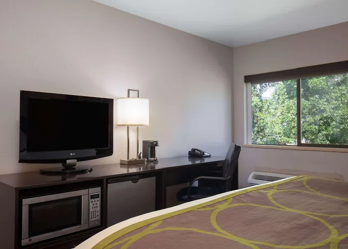Super 8 By Wyndham St. Regis