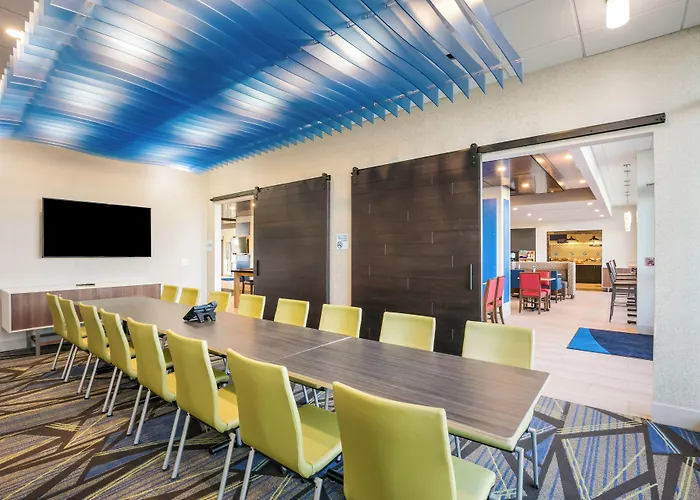 Holiday Inn Express & Suites Jacksonville - Town Center By Ihg