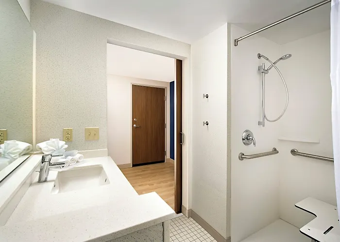 Holiday Inn Express & Suites By Ihg Altoona By Ihg